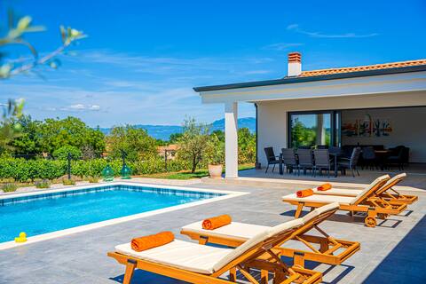 Villa Sentona with heated pool