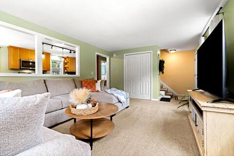 Spacious Townhome* Deck, Yard, Great location!