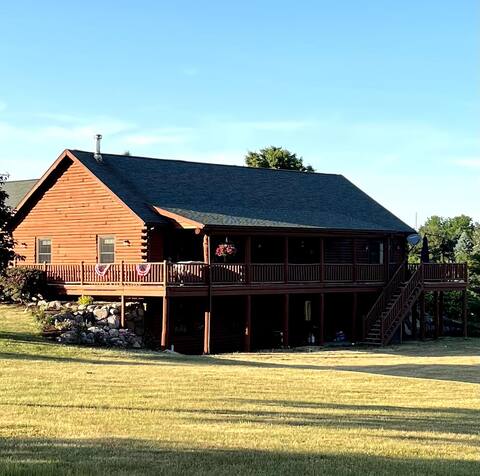 Deer Lodge Log Cabin with hot tub