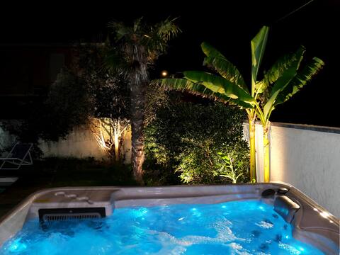 Unique! private jacuzzi 35°C + entire villa cinema