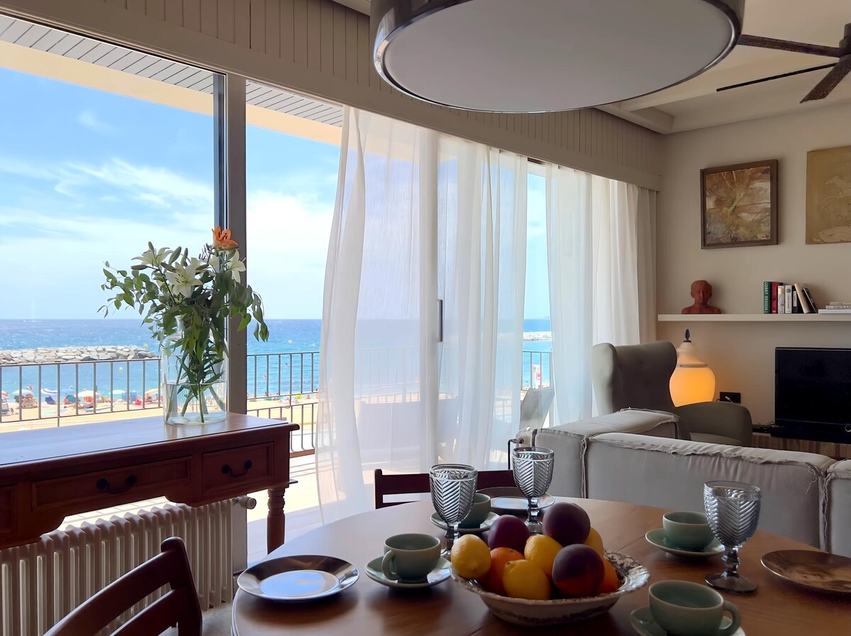 Top Airbnb: Blaudenit: A balcony by the sea à Calonge I Sant Antoni