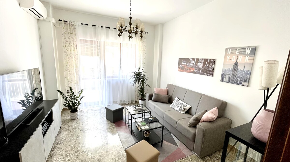 Top Airbnb: "Come a Casa" - Private Parking & Champagne à Taranto