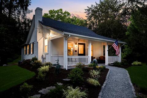 Luxury Cottage on the Potowomut River 2bd/2b