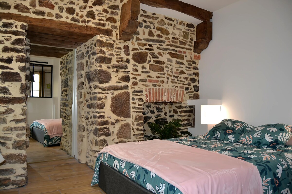 Top performing Airbnb: The heights of the castle: 2/4 people in Fougères