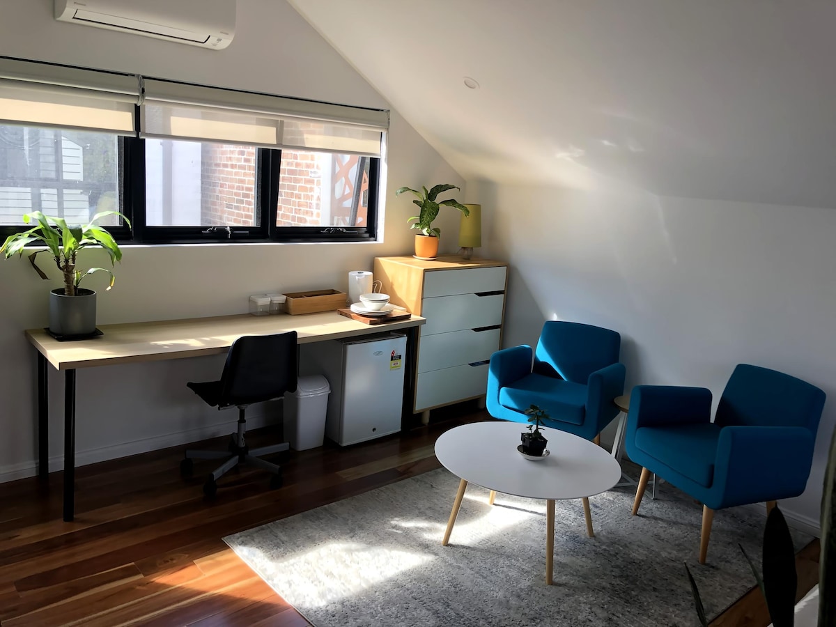 Top performing Airbnb: Adorable 1 Bedroom Newtown Studio
Perfect Location in Newtown
