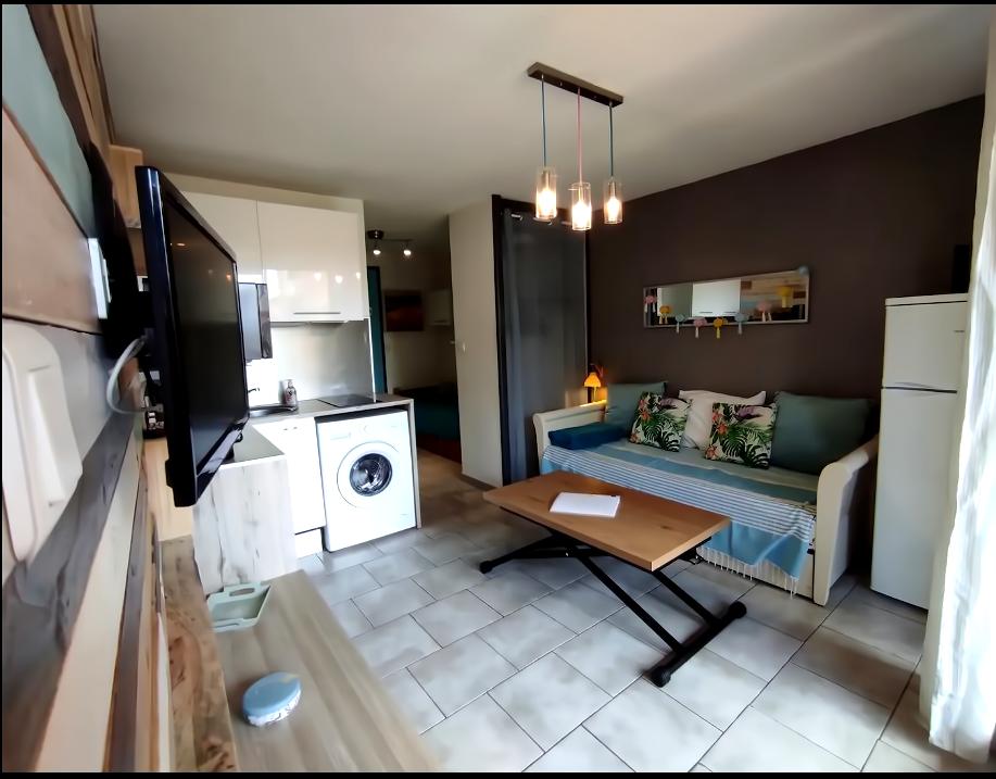 Successful Airbnb property: Nice studio Canet beach, pool, air conditioning and parking in Canet En Roussillon