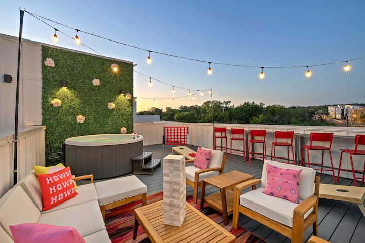[Rooftop] 360 degrees view of Nashville, 6+ person hot tub, bar area & plenty of outdoor games