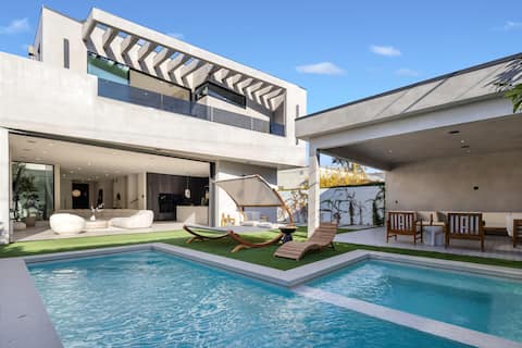 Main Tranquil LA Mansion Splendor w/ Pool Retreat