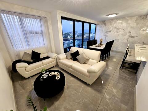 Exquisite Penthouse: Unmatched View near Airport