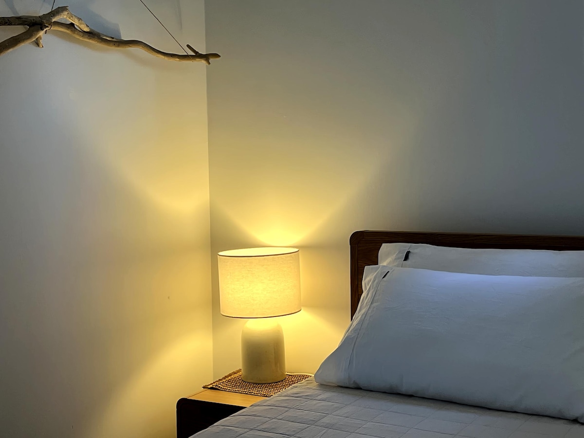 Top performing Airbnb: the nook toogoom 
 -beach & lake- in Fraser Coast Regional