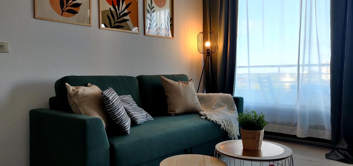 Successful Airbnb property: central | bed & sleep couch | coffee/tee | Balcony in Feldmark