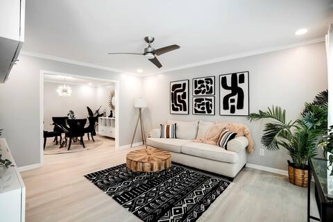 Beautiful 3 bedroom oasis w/pool