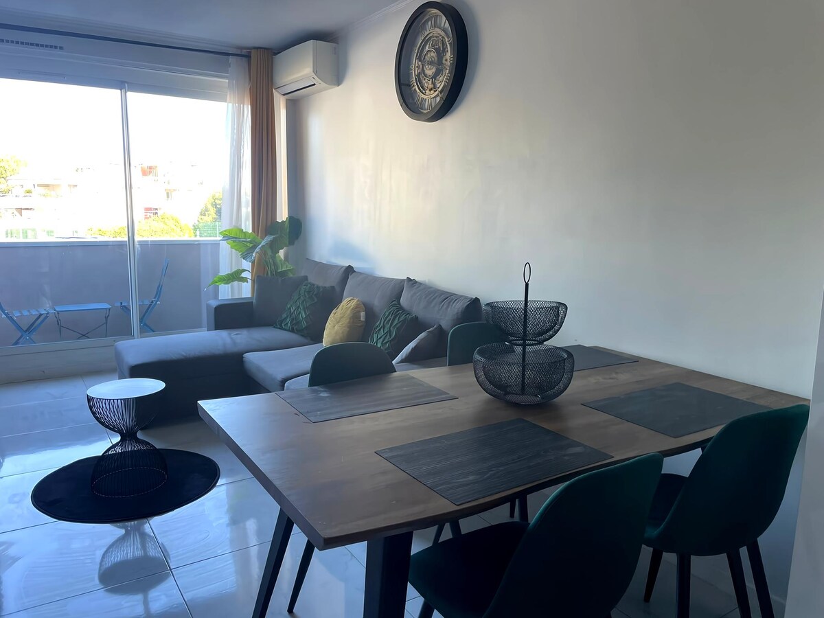 Popular Airbnb listing: AMM-Bright duplex in Montpellier - 4 people in Croix D'argent