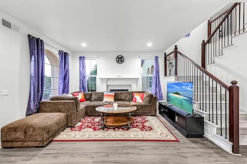Spacious 5-BD Retreat b/w Disneyland and Universal