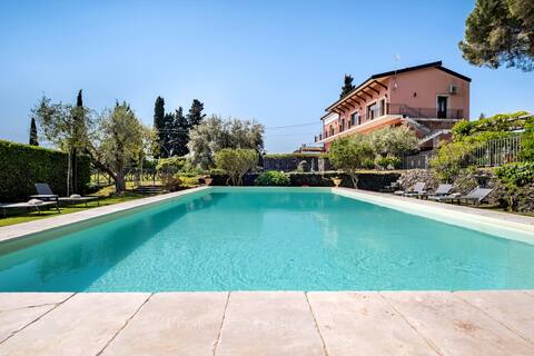 Elegant Ocean View Villa, Pool, Idyllic Grounds & Vineyard