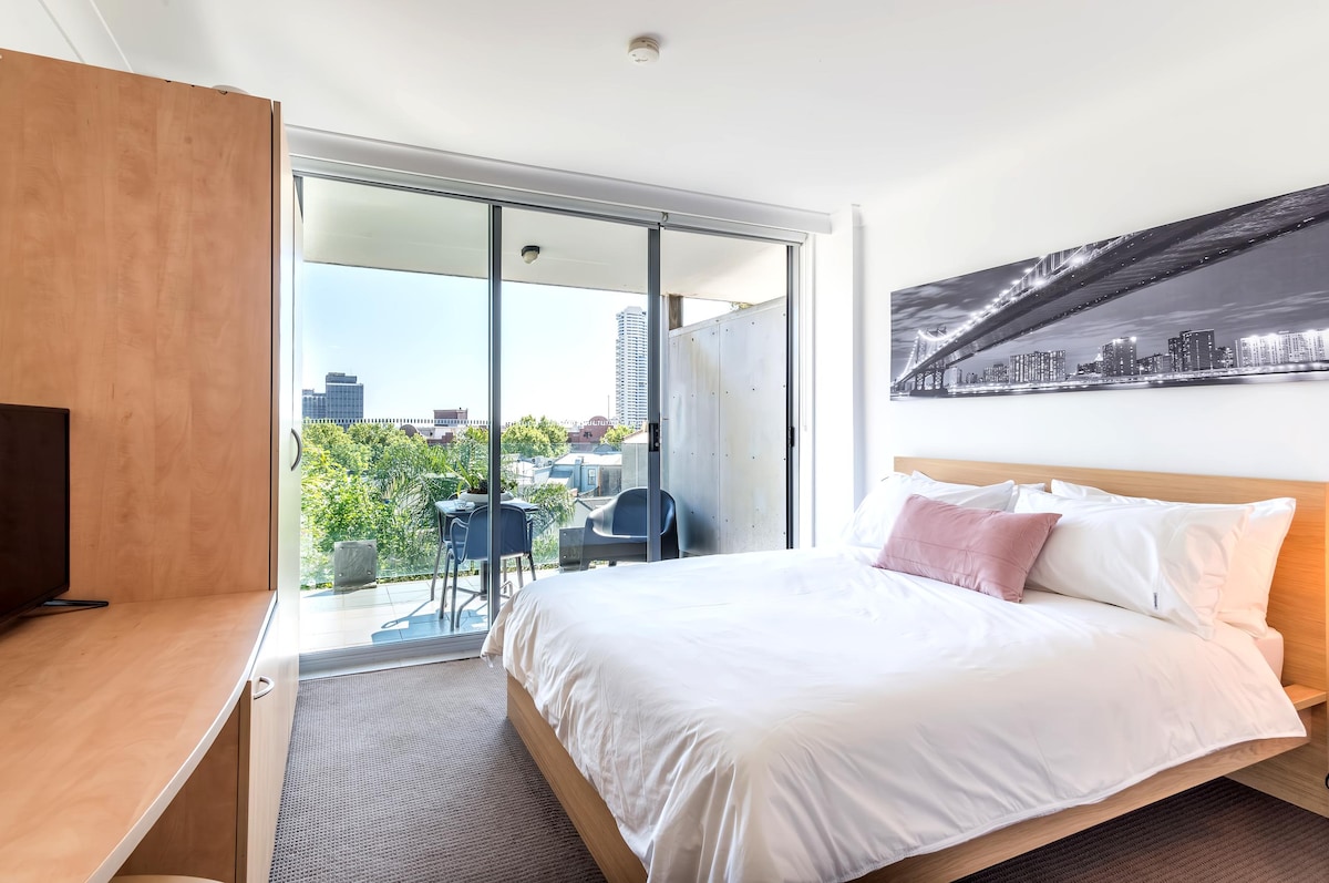 Successful Airbnb property: Sun-filled Central Apartment with Fabulous Outlook in Darlinghurst