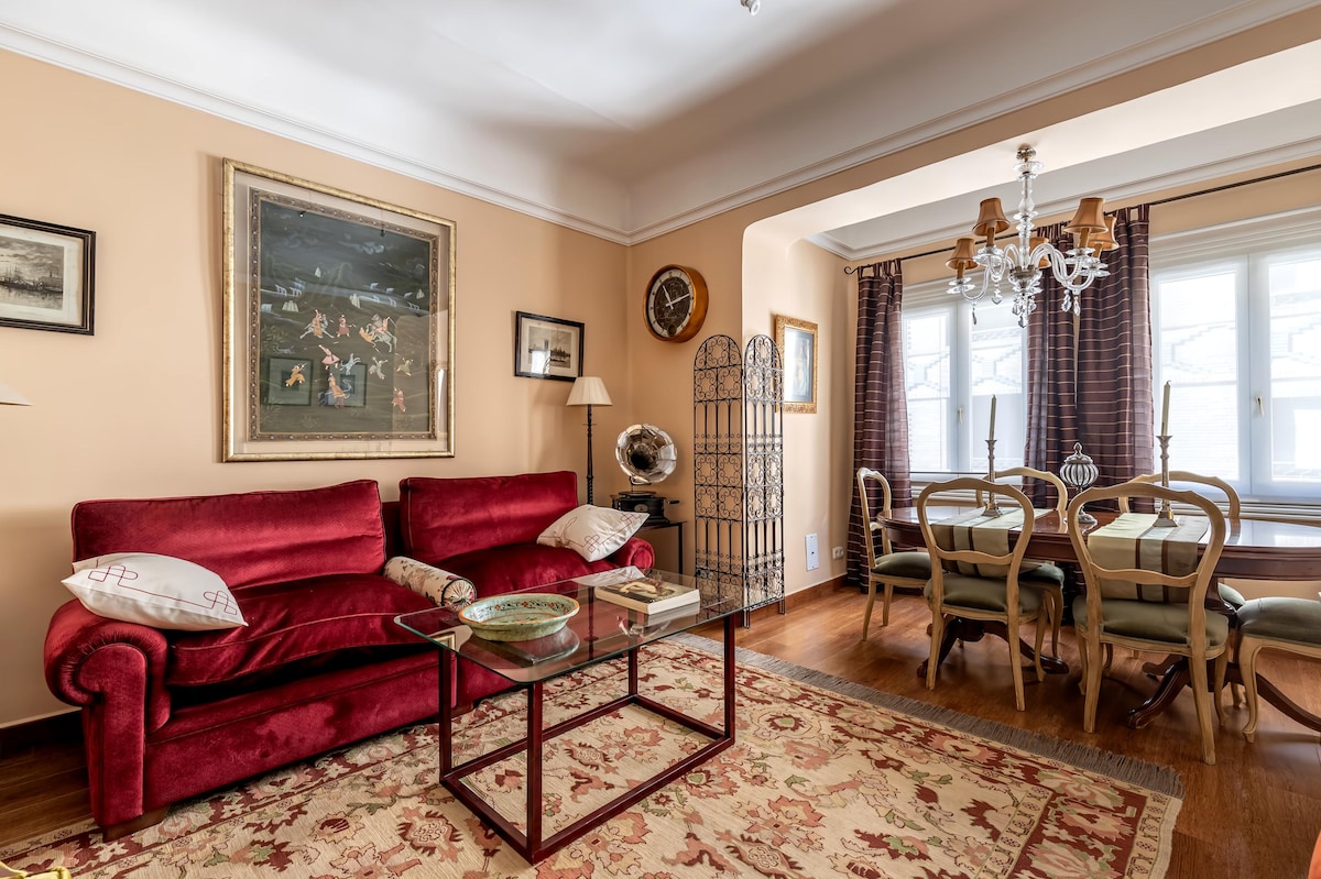 Popular Airbnb listing: Full apartment. Downtown area. Parking included. in Granada