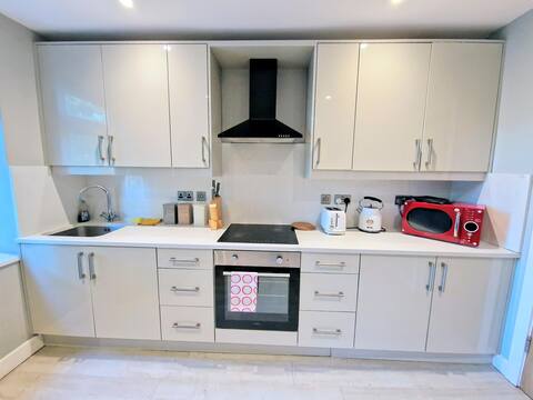 3bed Central Reading - 6m walk to Station