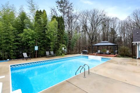 Poolside Paradise in the Heart of Charlotte