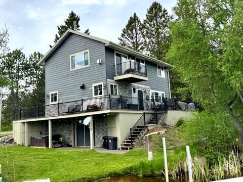 The Lakeside: Hot Tub Pontoon Rental Trail Acces