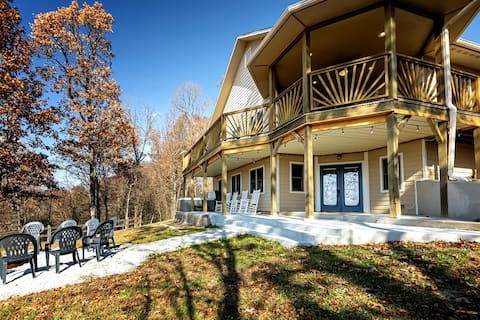 Hot Tub Overlooking Sunset Ridge | Sleeps 6