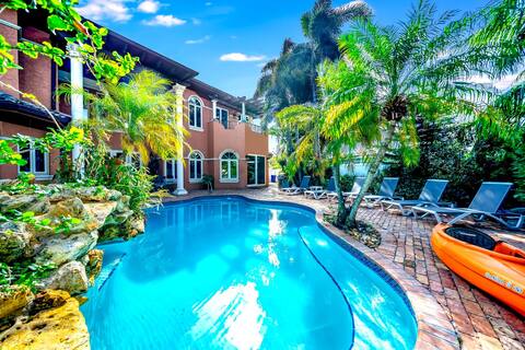 Waterfront Mansion! Heated Pool+Hot Tub! Kayak!