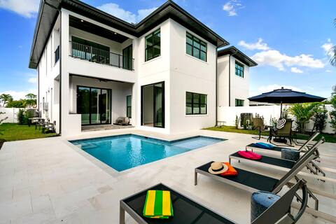 560 Perfectly Situated · Walk 2 Beaches & The Ritz