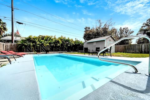 Pinellas Park Poolside Bliss Oasis w/ 3 King Beds