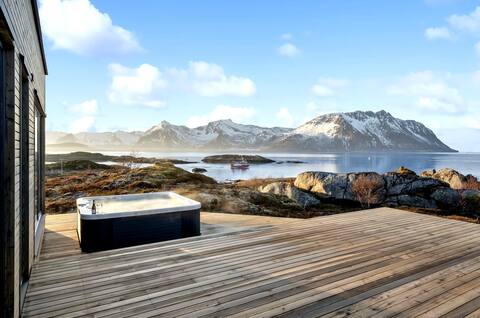 Fjordview Arctic Lodge with sauna and jacuzzi