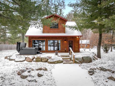 North Loon-Cozy Getaway |Hot Tub| Charming
