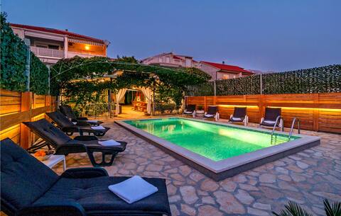 Cozy home in Zrnovnica with outdoor swimming pool