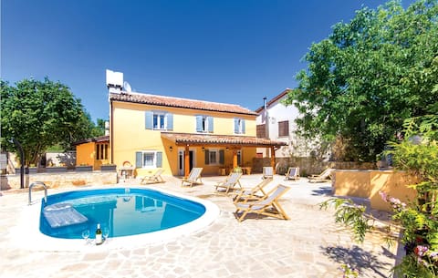 Amazing home in Kringa with WiFi