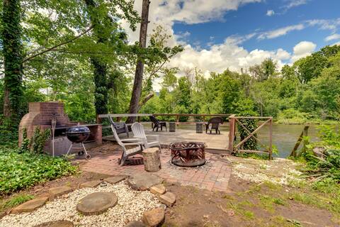 Family-Friendly Riverhouse: Fishing & Hot Tub