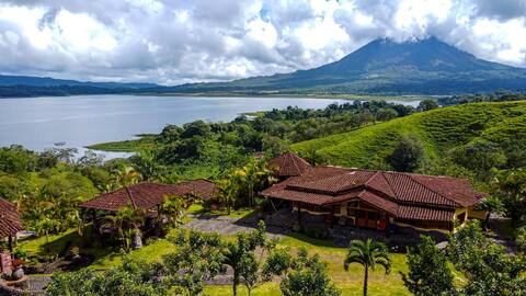Pie in the Sky 3. Stunning Lake & Volcano Views!