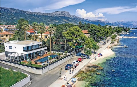 Gorgeous home in Kastel Stari with jacuzzi