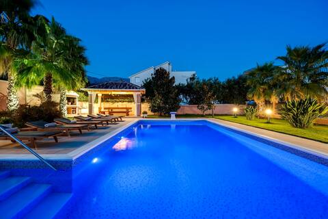Villa Antura private heated 50sqm pool, gym
