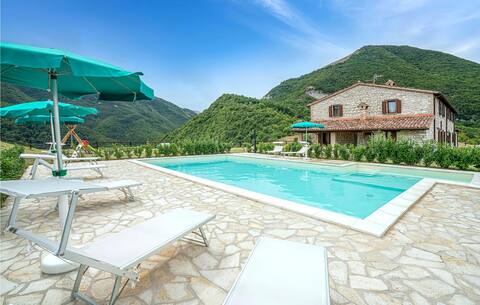 Lovely home in Apecchio (PU) with kitchen