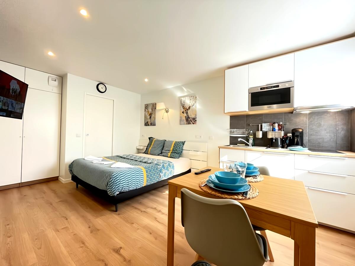 Popular Airbnb listing: M4 Coeur Massy Rer B C 600m - Orly 20 minutes in Massy