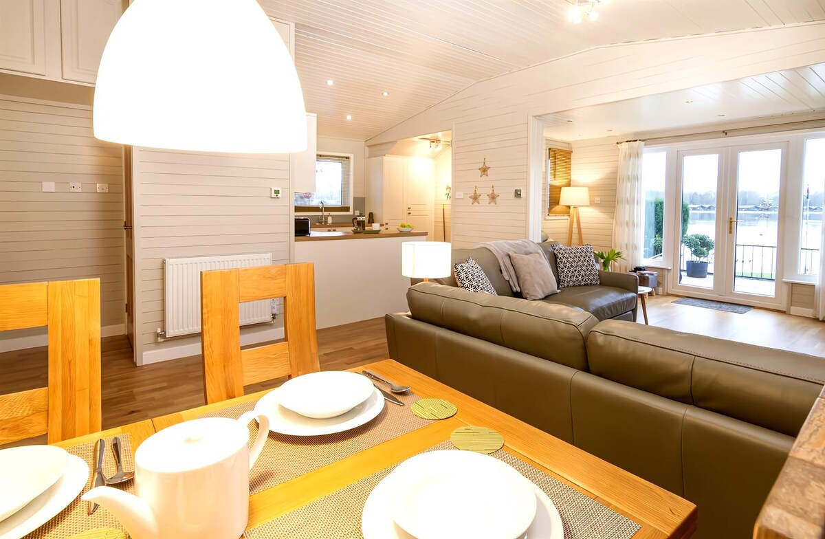 Top Airbnb: Keer Lodge a lakeshore haven @ Pine Lake Resort in Warton