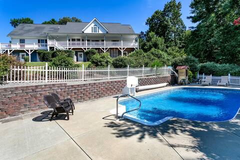 Mountain Retreat with Pool/Hot Tub Near Asheville!