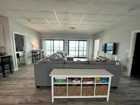 Oceanfront Balcony with Pool & BBQ - Regency Tower