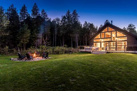 Luxury Tobermory Retreat: Modern Home + Hot Tub