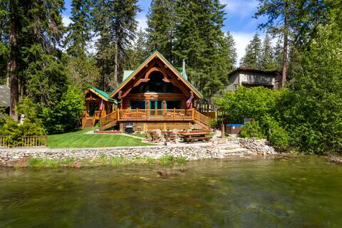 Moosehead Lodge-ON River, Hot Tub, Wi-Fi, Dogs