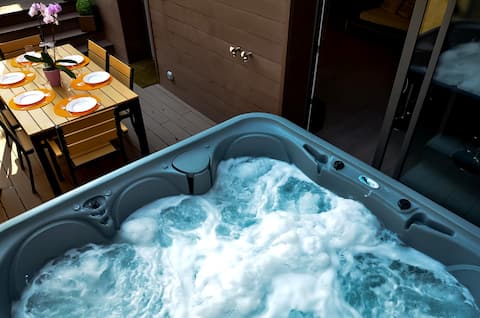 Private jacuzzi, sauna, arcade machine,terrace, AC