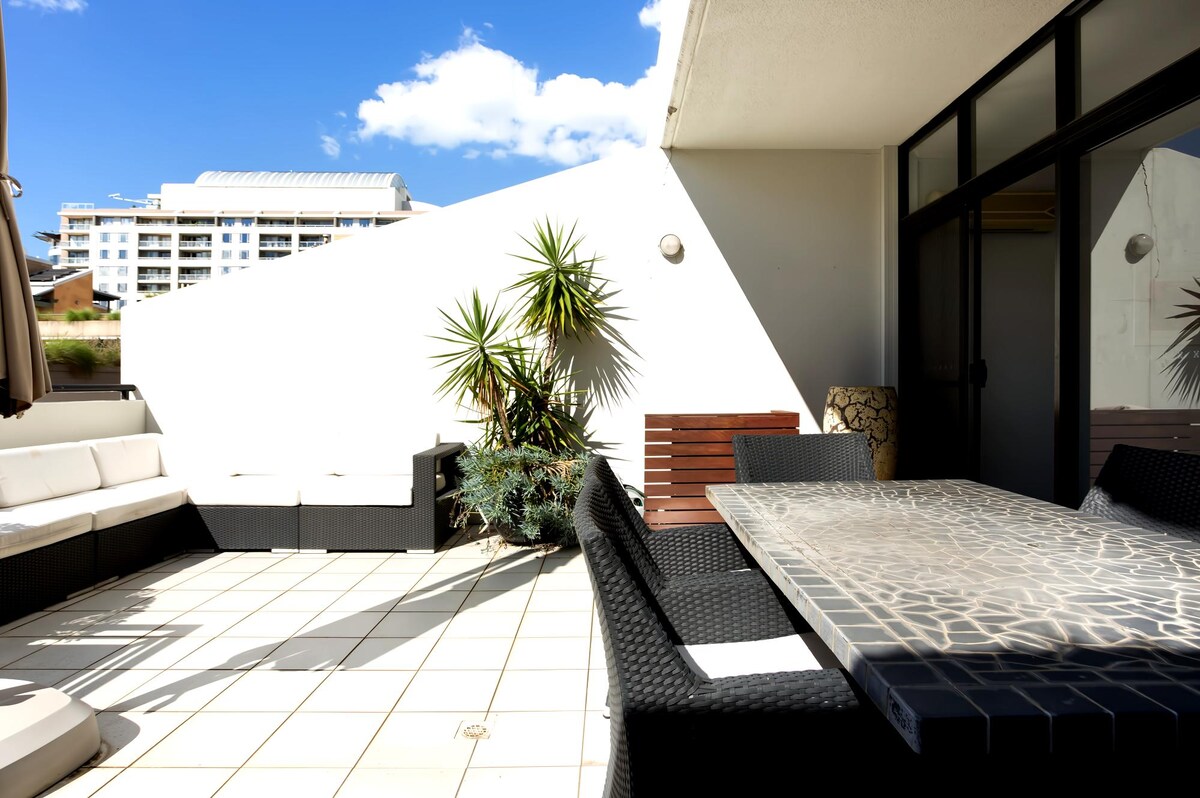 Popular Airbnb listing: Chic Unit with Rooftop Terrace near Sights & Shops in Pyrmont