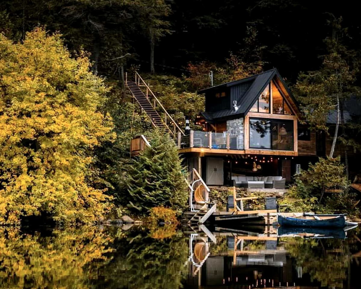 The Water’s Edge * * Unique Muskoka Treehouse * *