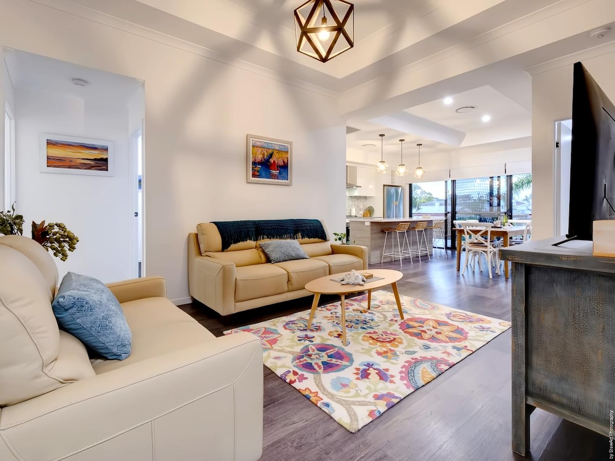 Successful Airbnb property: Ideal base 4 Whale Watching - Private deck/BBQ/AC in Urangan