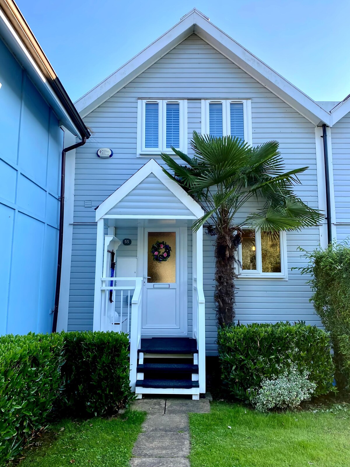 Popular Airbnb listing: Herons Hideout | Cotswold Lakeside - Spring Lake in South Cerney