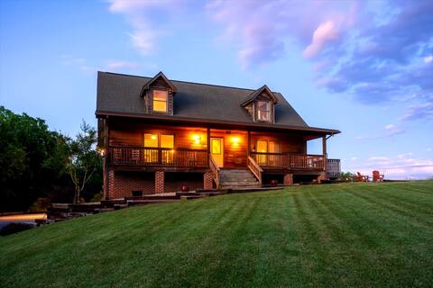Ridgeview Retreat: Mountain Views and Pet Friendly