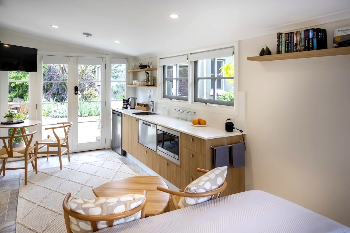 Leistungsstarkes Airbnb: Silk Tree Studio | Steps to Cook Park in Orange